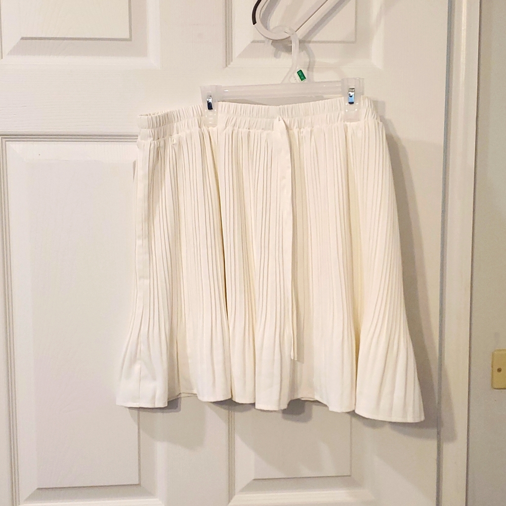 White pleated skirt, Baevely